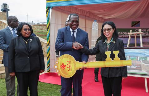 坦桑尼亚之前为了向英国和日本示好,突然就取消了和中国合作的100亿美元巴加莫约港