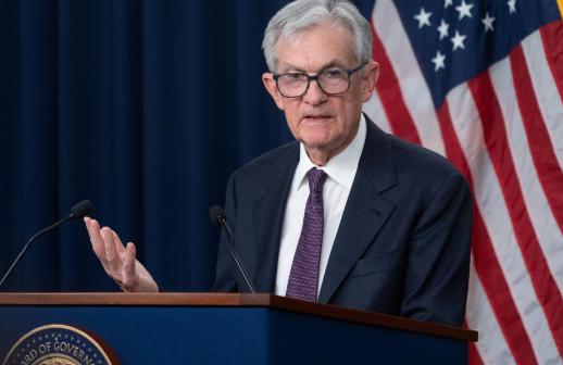 特朗普硬刚美联储，全程强势施压，把矛头直指美联储负责人鲍威尔，谁能想到一栋大楼的