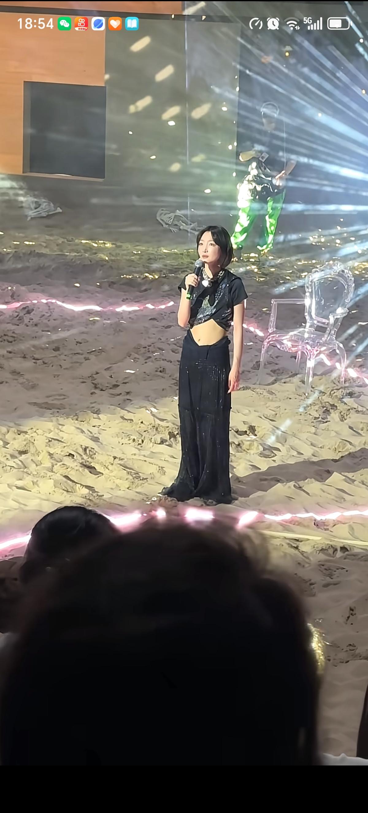 观众说周冬雨演话剧一直在念提词器，台词还没念完，大概是没看清吧，还有人接话提醒，