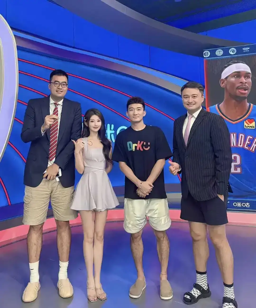 穿凉鞋的那个人是谁？？？