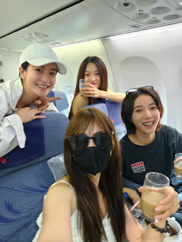 李晟分享姐姐可爱瞬间李晟假期中的她们plog李晟假期中的她们plog​​​