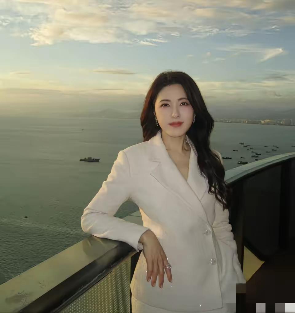 曾黎49岁的状态，活成了一面镜子，照出多少人对“圆满”的刻板印象。没结婚没