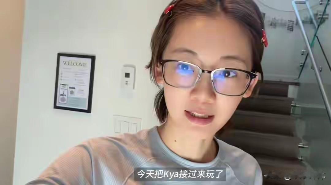 苗苗在社交平台分享了一家人在温哥华的度假日常，郑恺和苗苗先带着大儿子、大女儿抵达