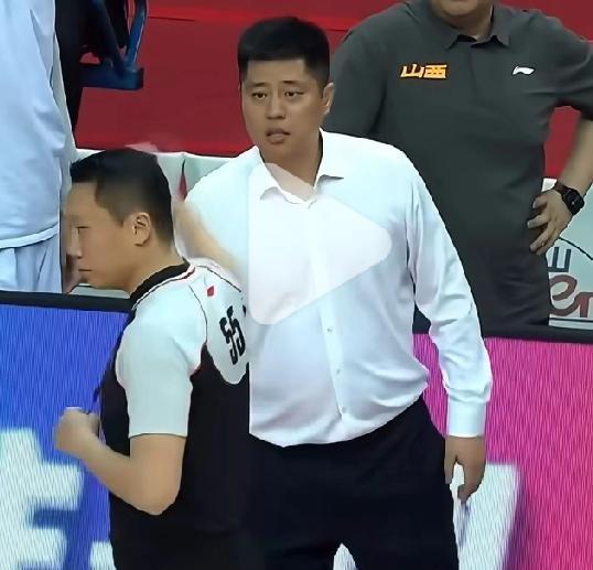 潘江被驱逐停赛，是裁判给所有教练提了个醒儿：教练只能指导球队，不能指导裁判；行