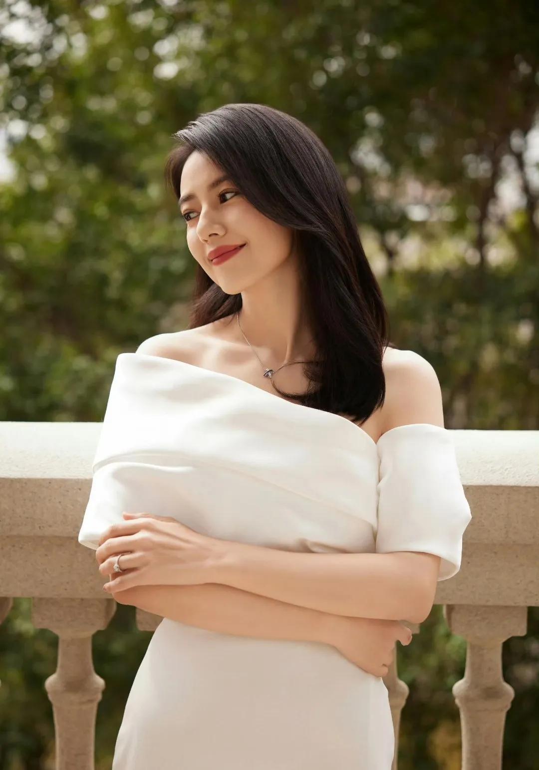 高圆圆这白裙，是把“人间富贵花”的温柔焊在骨子里了吧！谁懂啊！一件基础白裙