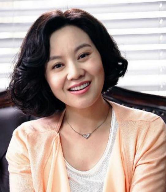 2007年一天，闫妮去买房，售楼小姐看她衣着普通，就随便一指：这套不错，400平