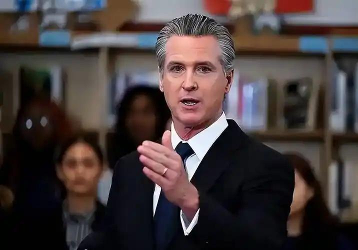 心碎的加州！美国"绿州"被联邦绞杀，纽森单挑特朗普+马斯克。加州州长纽森