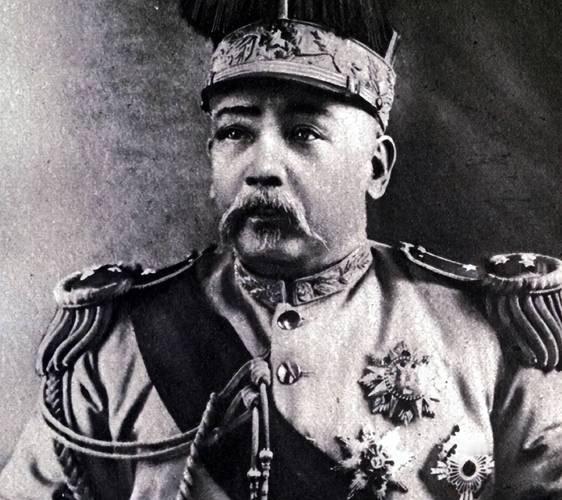 大家发现没有？都说权力财富最养人，袁世凯就是最好的例子。按理说他个头不高还巨胖，