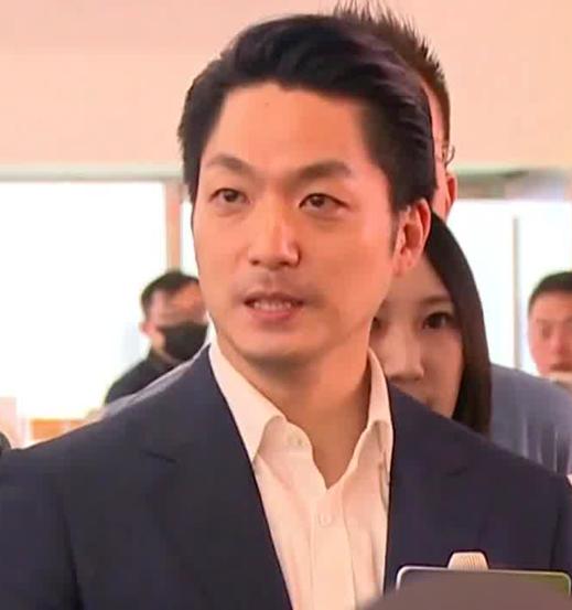 2026年10月8日这天，台北市长选战进入倒数51天。蒋万安端坐在中天电视的