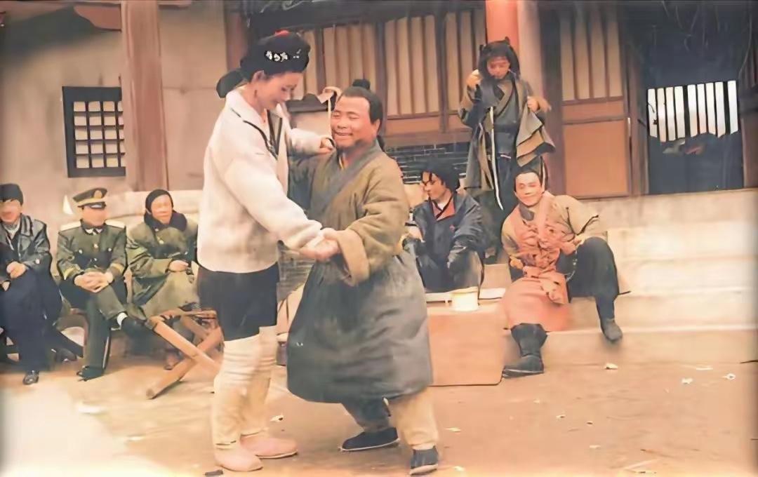 这张老照片是不是很有趣？武大郎和潘金莲什么时候这么和谐了？哈哈，这是1995年