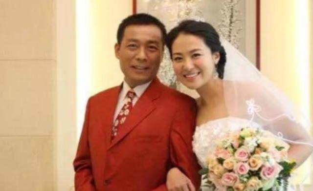 2010年，沈傲君怀孕6个多月时，外交官老公出差了，一天晚上有人敲门，她开门，是