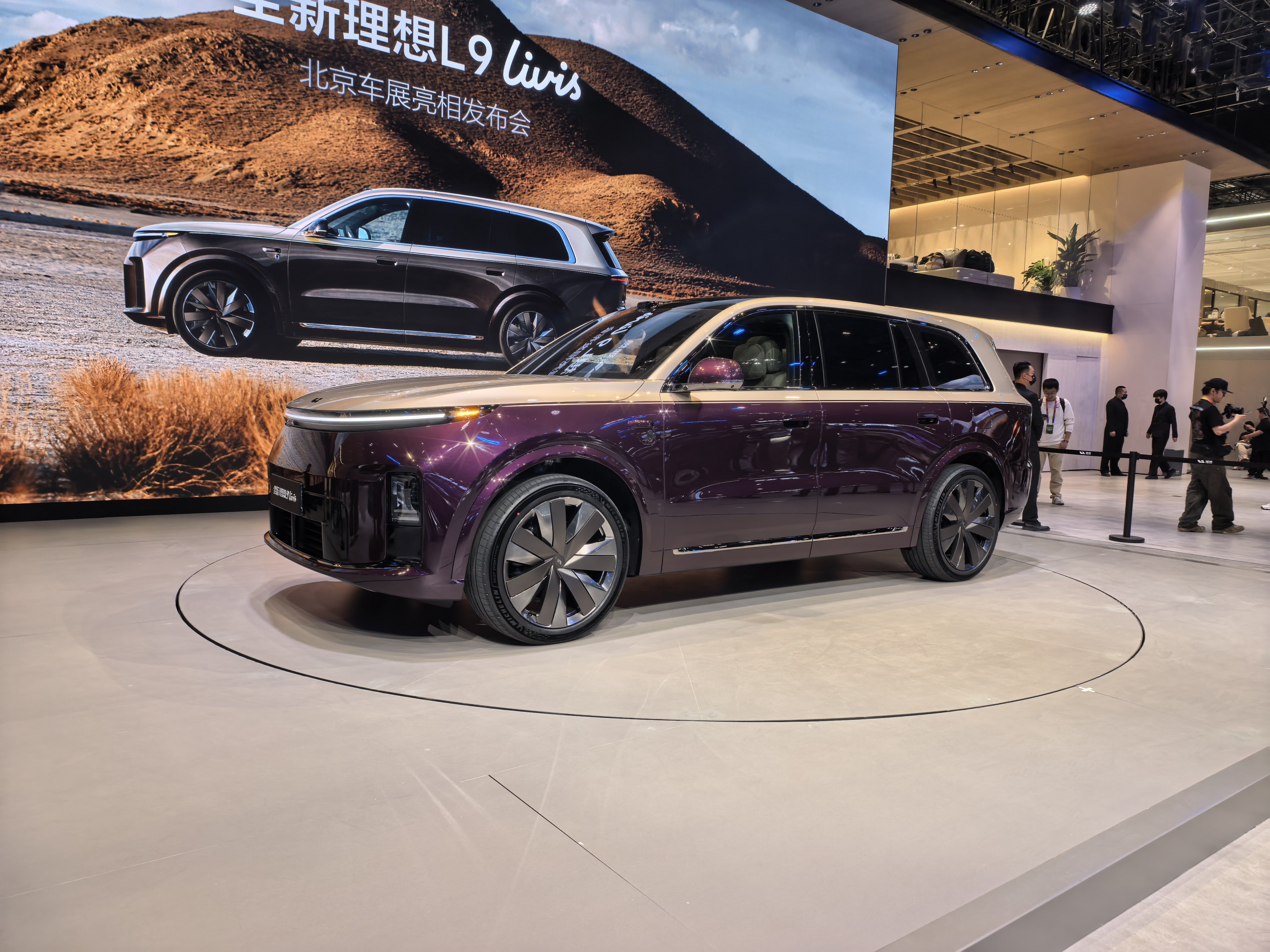 理想全新L9外观真好看，尤其是尾部的折线，款款有型干练利落，也尊起来了