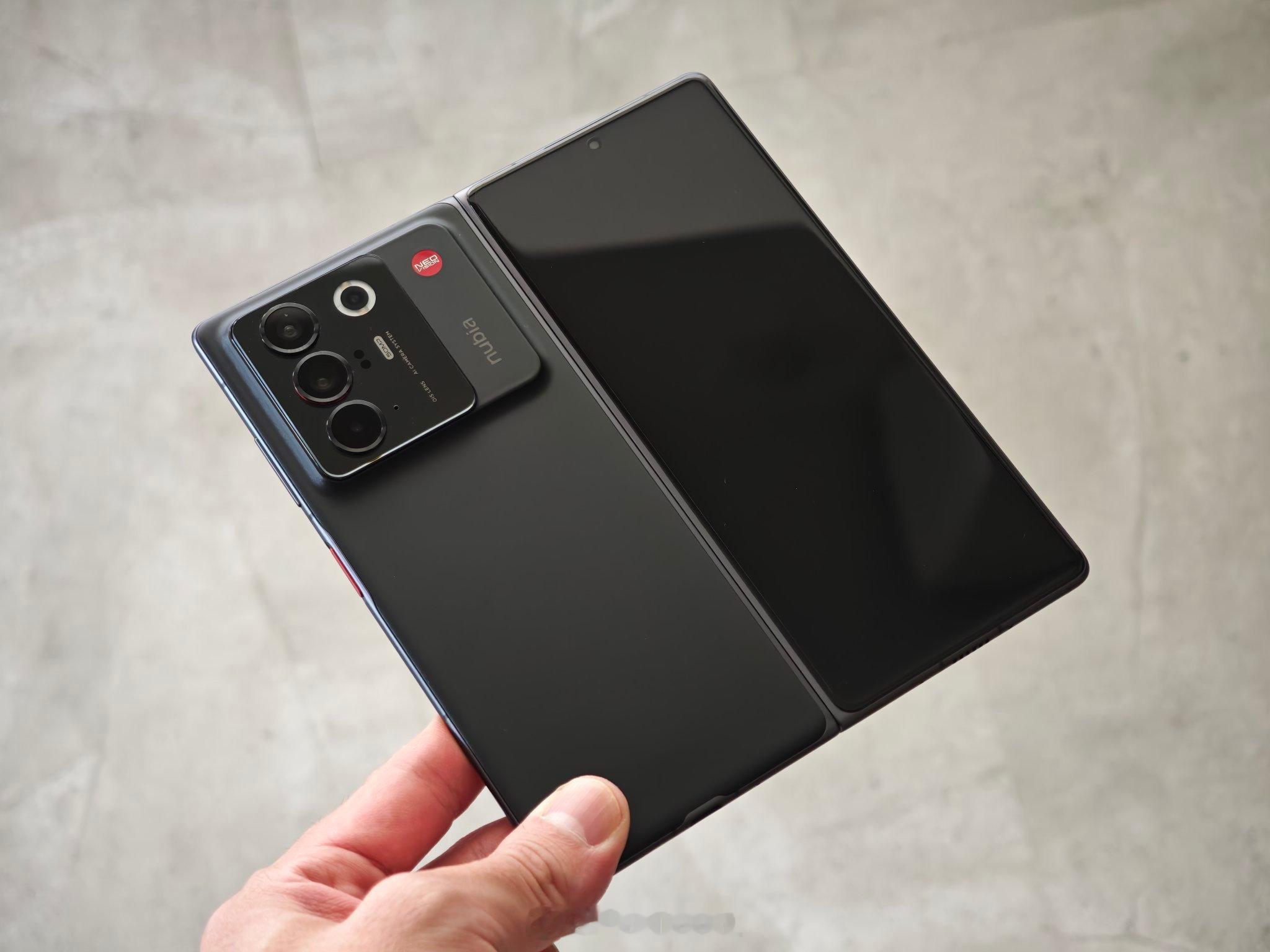 努比亚大折叠来了，NubiaFold，这外观设计还挺酷的，只有黑色一个颜色，不