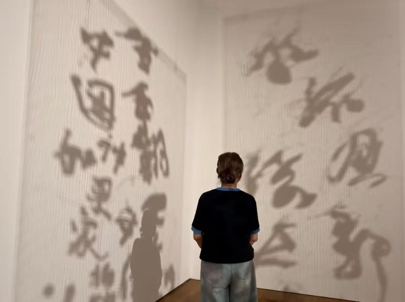 张翰年初七晒妈妈美照！张翰妈妈真年轻啊，而且还是气质美人！为了给妈妈拍照，张