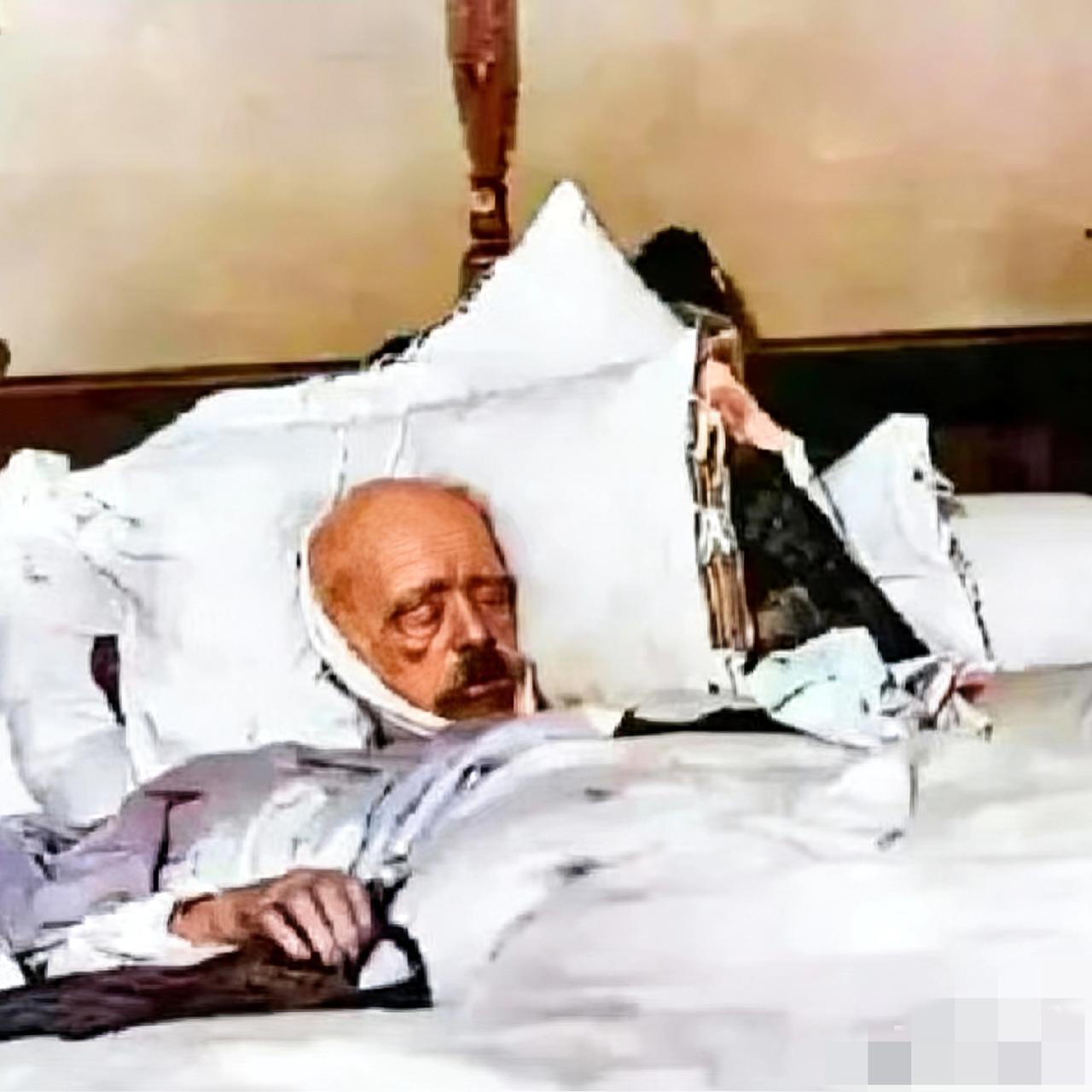 1898年，一位德国记者偷偷潜入病房，拍下了“铁血宰相”俾斯麦的最后时刻，此时的