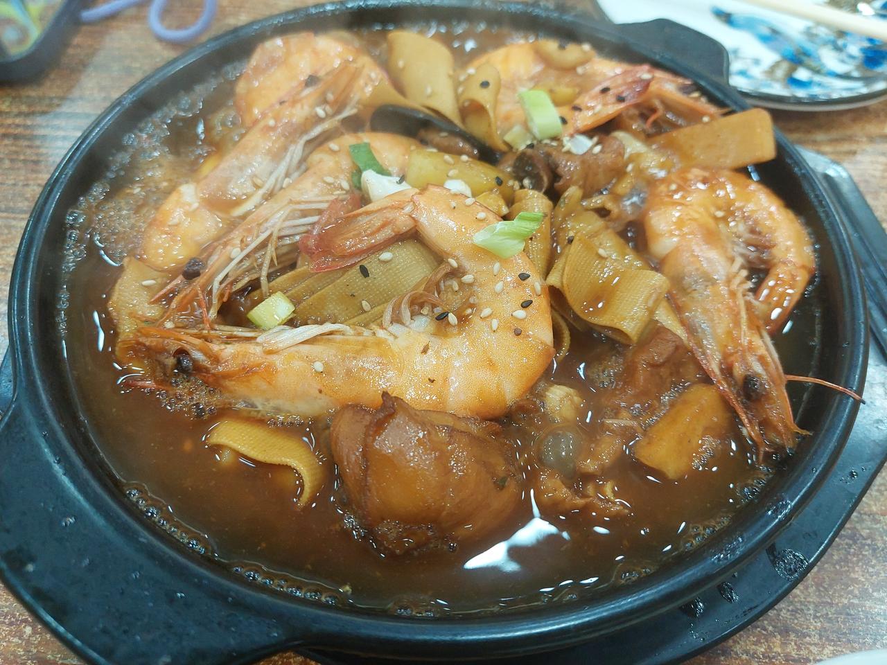 今天把我得瑟的，早中晚，换了3条裙子。早晨去单位穿的是棕色旗袍。中午