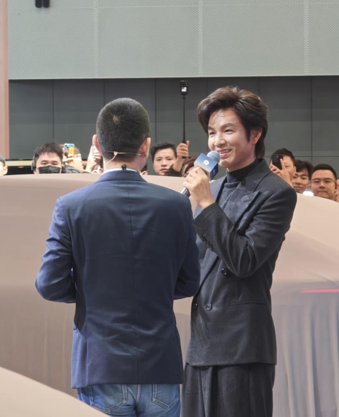 钟汉良是发福了还是脸肿了？广州车展见到他差点儿没认出来，感觉他的眼睛都变得比以前