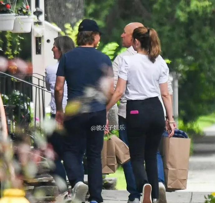 近日，"阿汤哥"汤姆·克鲁斯与安娜·德·阿玛斯的恋情疑似被确认。据报道，二人在英