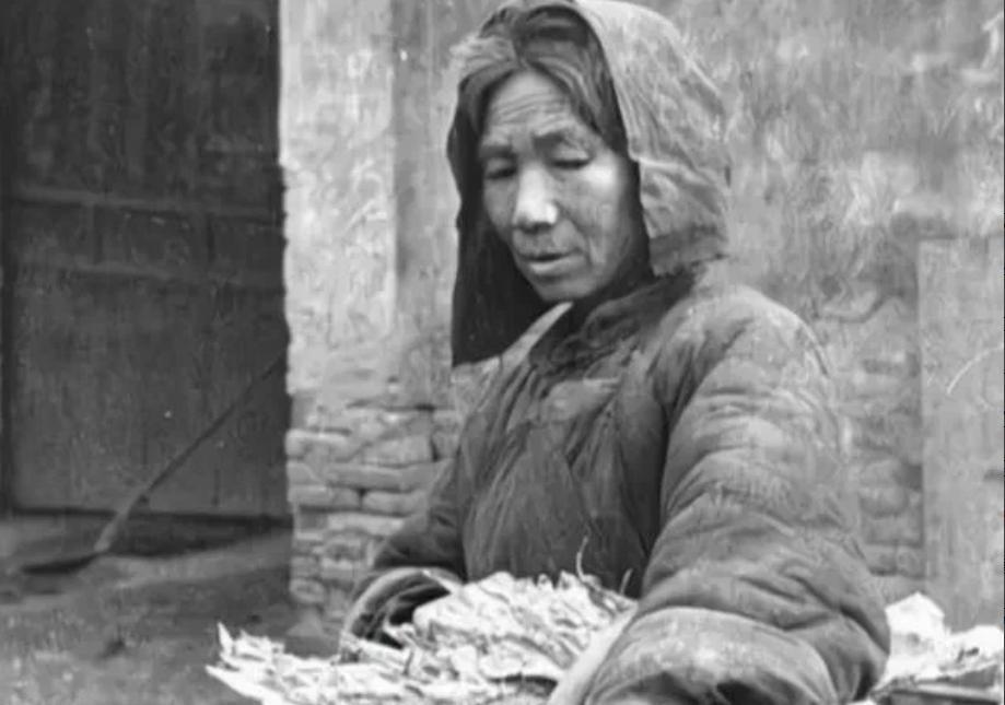 1939年，“咳～噗！”一伪军冲着一大娘的手里吐了一口浓痰，不料她却傻笑着把痰往