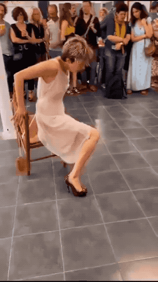 法国网友愤怒了：有钱资助现代堕落艺术，没钱保卫卢浮宫！法国网友贴出一个视频：一个