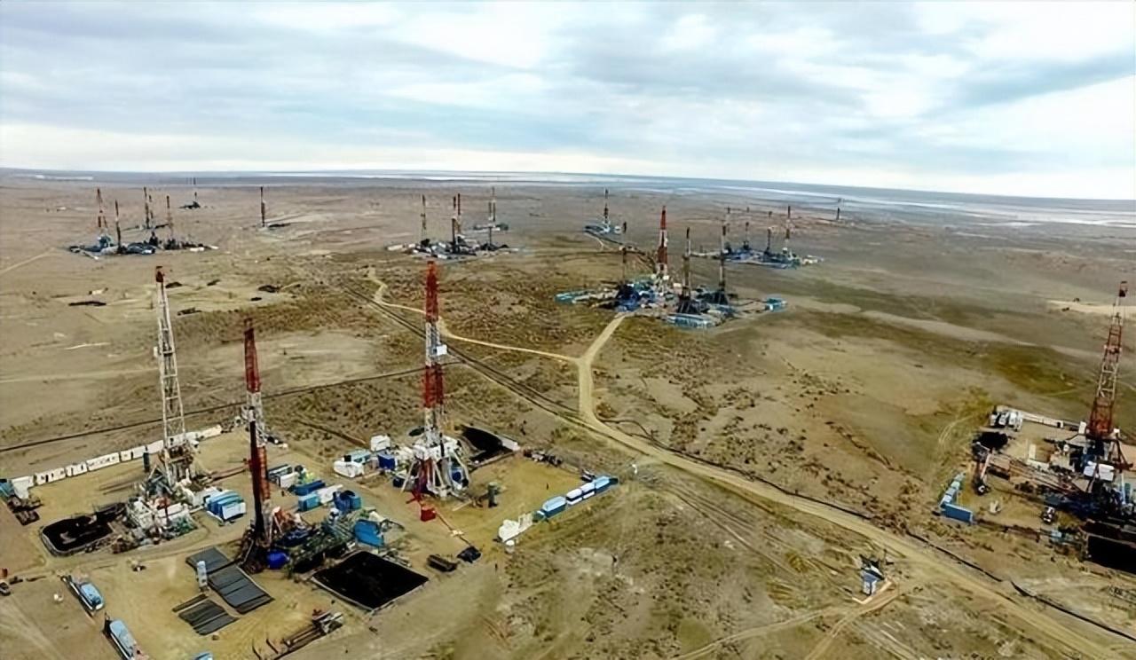 全球最大的砾岩油田，竟然藏在中国新疆的戈壁滩底下。更让人想不到的是，这片原本被认