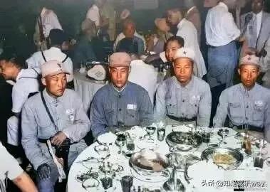 这张老照片不禁令人肃然起敬。照片呈现的内容为：上海刚解放之时，一些名人邀请解放