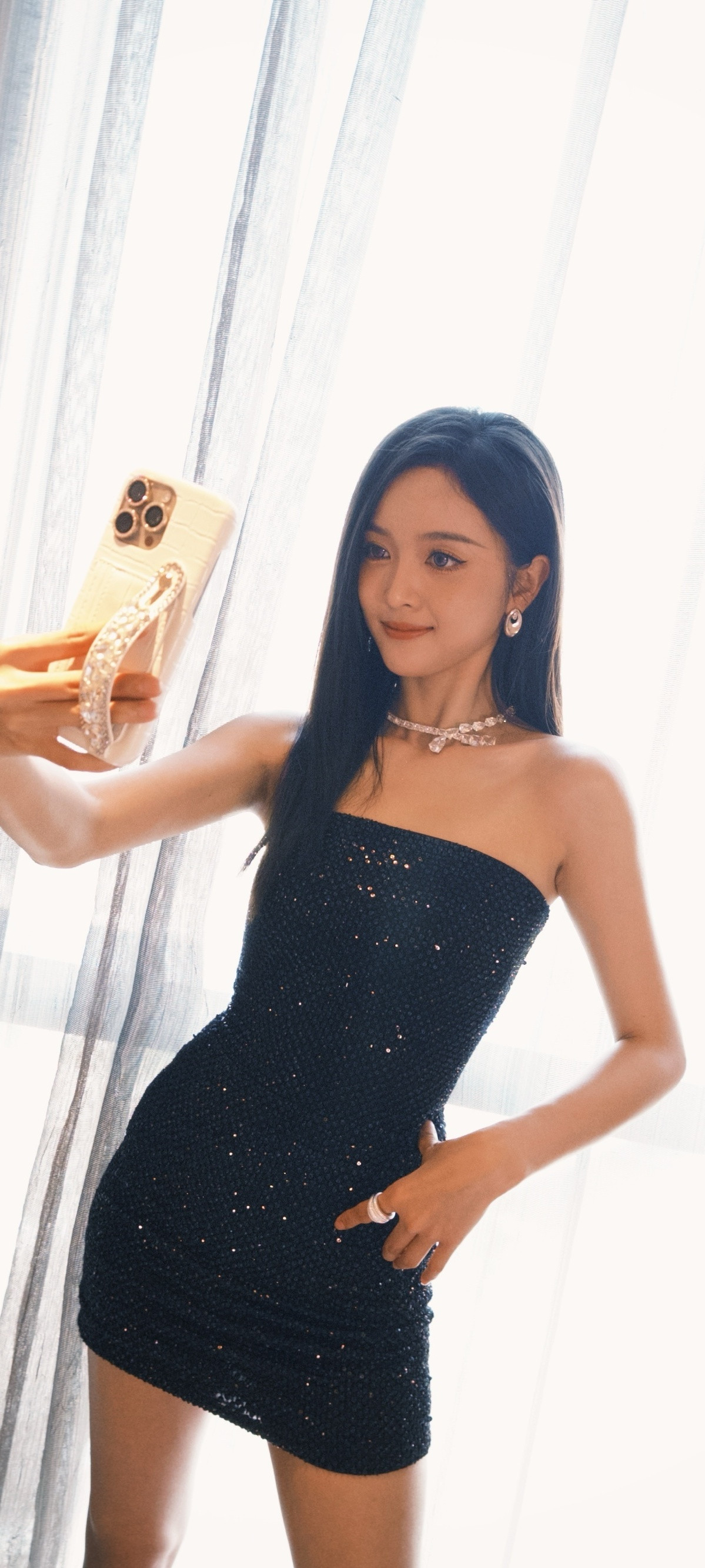 吴宣仪，浓颜直发抹胸黑裙，精致柔美。吴宣仪