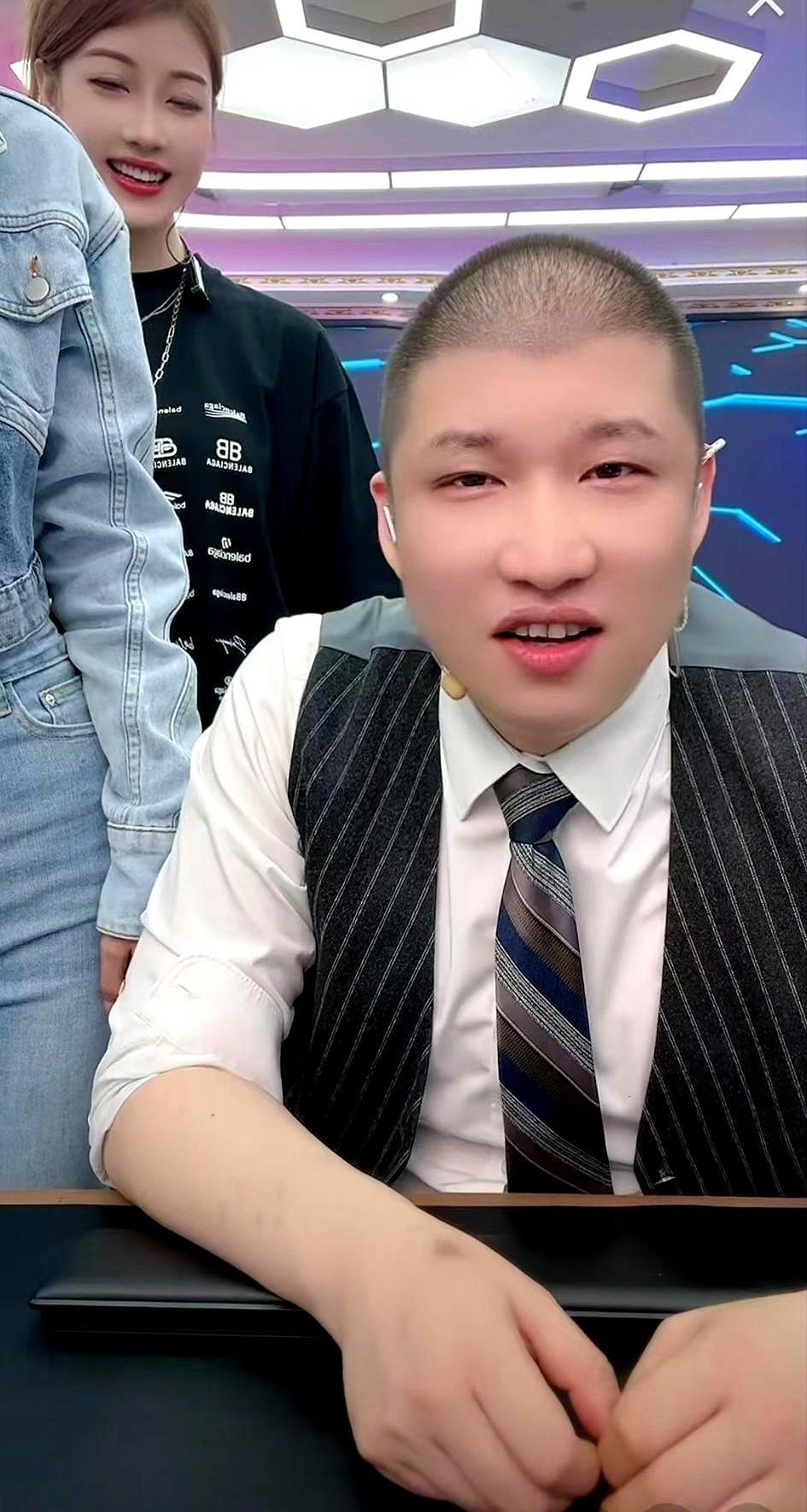 被无限期封禁的顶流网红，居然比没封的时候赚得还稳？这人就是快手早年头部主播