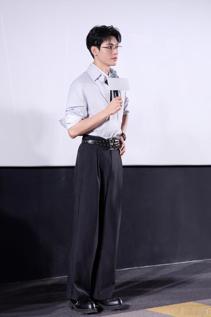 龚俊翻唱周深的歌龚俊唱完周深的歌，原唱可能要思考人生，虽然音准全程放飞，但宣传