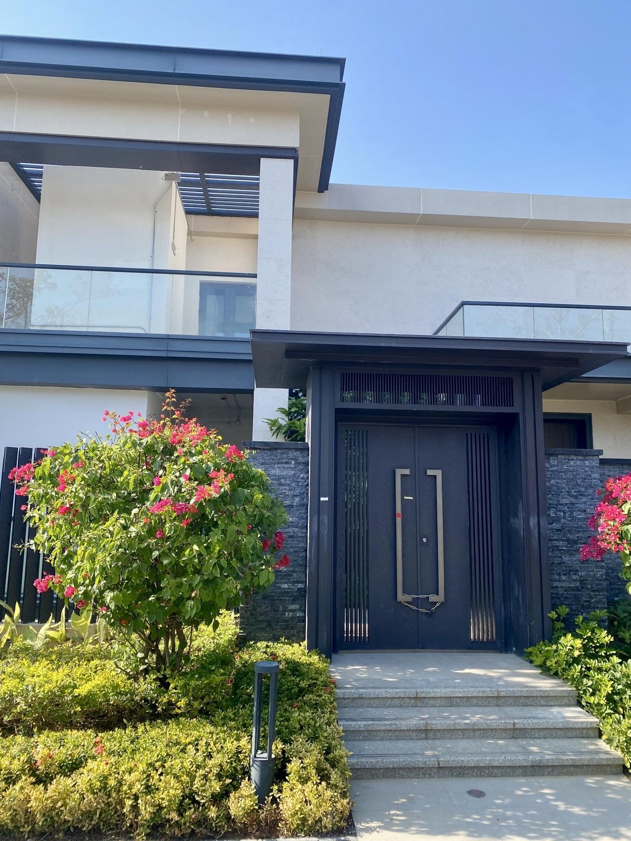 就在海棠湾临海公路旁，家里家具家电齐全，拎包直接入住，不用折腾了的。舍不得这里的