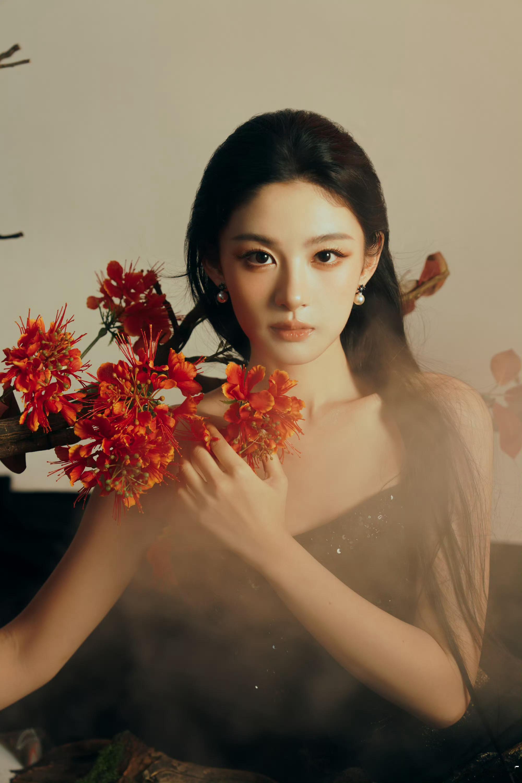 赵晴梧桐树下美人花赵晴在横店影视节的造型飒美绝伦🤩，黑裙配红景恰似梧桐枝