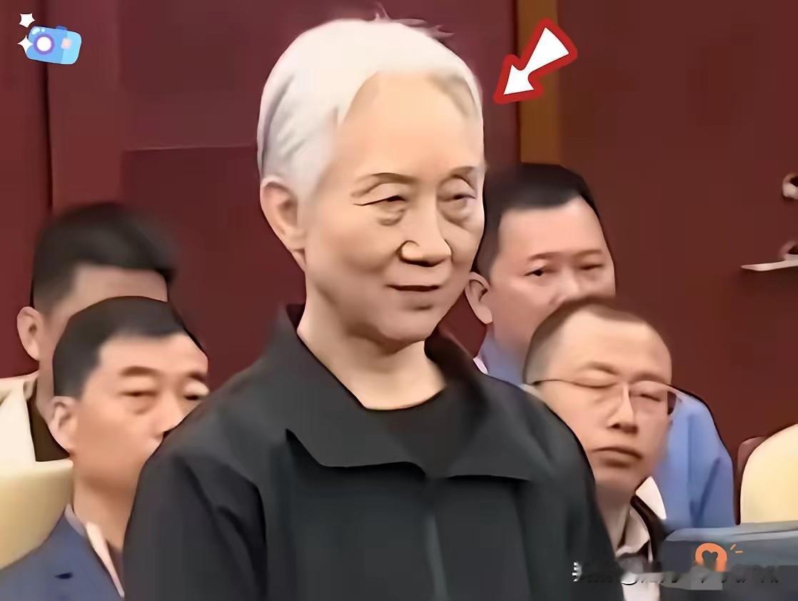 为啥感觉是一夜白头？其实正常来说没这么快，大概率以前就有一些白头发，染黑了。