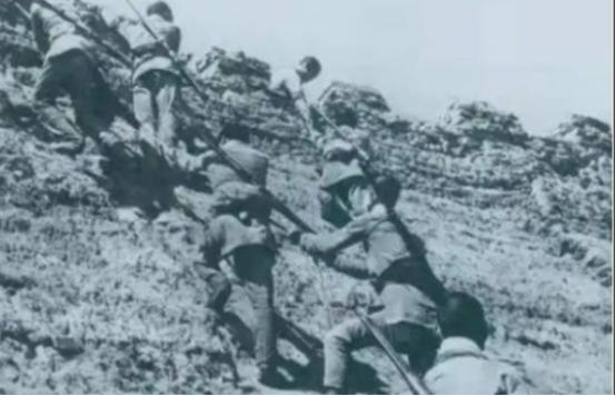 1947年，解放军久攻不下狮脑山，一到夜里，山上还传来小孩哭声，侦察兵冒险摸上山