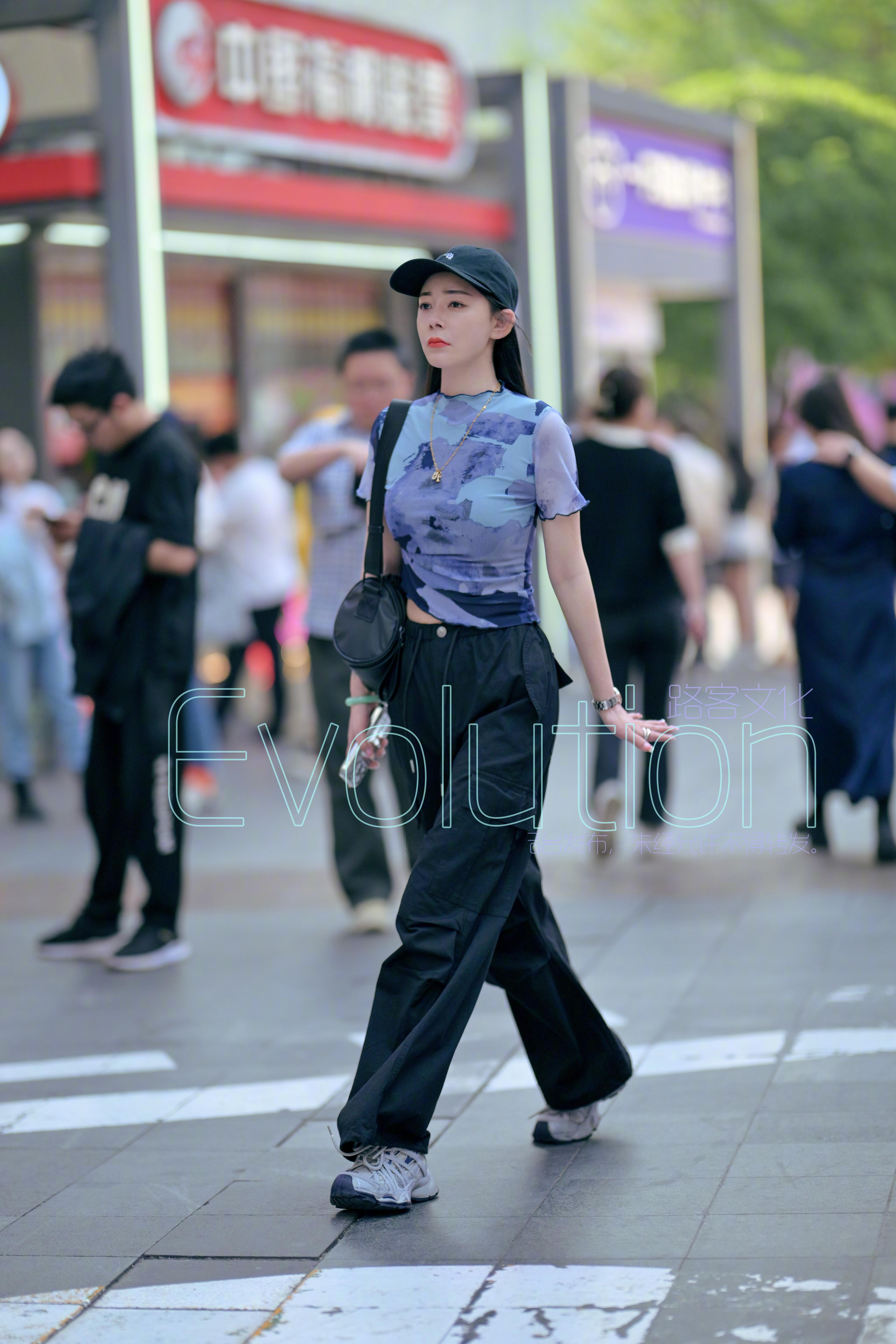 紫色和黑色的组合很清爽哈​​​