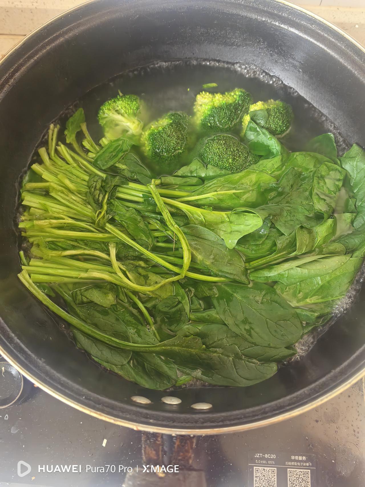 外孙不喜欢吃蔬菜，偏爱面食和肉类，春节过后明显见胖。开学后，放学回家要写作业，中