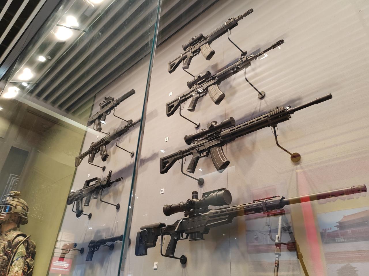 [爱心]希望是自己家的枪库——大家注意图1左下方的手枪，是QSW-06式