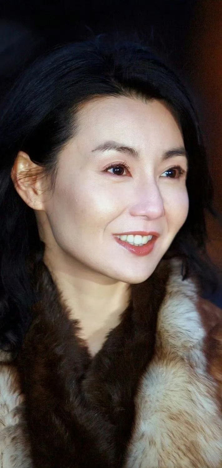 初代女神的时尚杀伤力，从来都是自带松弛感buff！2000年戛纳的银色亮片吊带裙