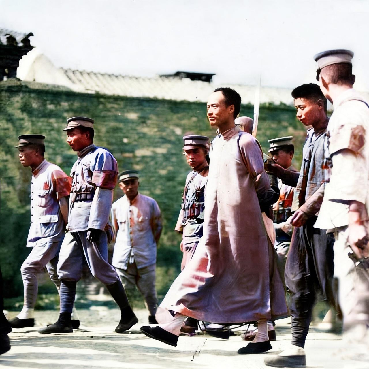 这两张图片来自国外两所不同大学的图书馆馆藏，反映的是同一个事件，画面上出现了同一