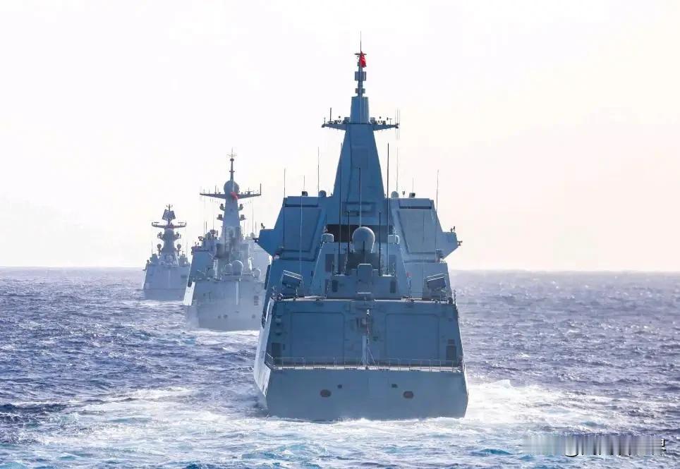 当四艘055型万吨驱逐舰在黄海海域“同框”训练的画面通过央视军事频道传遍世界时，