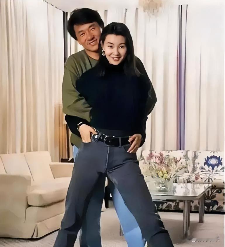 天呐！1985年的成龙张曼玉也太会冻龄了吧？31岁帅到挪不开眼，21岁美到心巴上