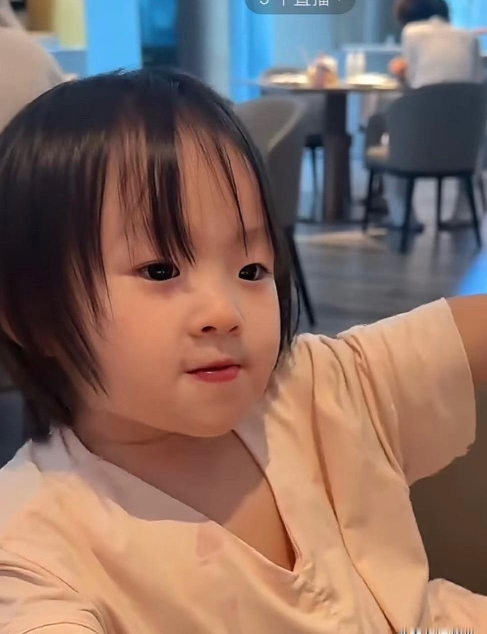 黄一鸣把王思聪推到了风口浪尖，直接说他是自己女儿的爹。这事儿最逗的是，王思聪那