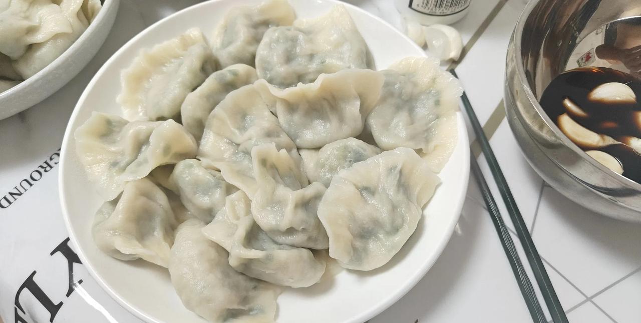 昨天下午想吃点饺子，其实我也会打饺子馅，也会包饺子。这两年吃饺子最勤最多就是冬天