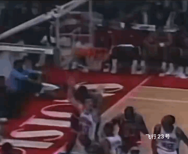 乔丹这个球神奇吗？太神奇了不知道他是怎么打进的慢镜头也很难扑捉到坏孩子军