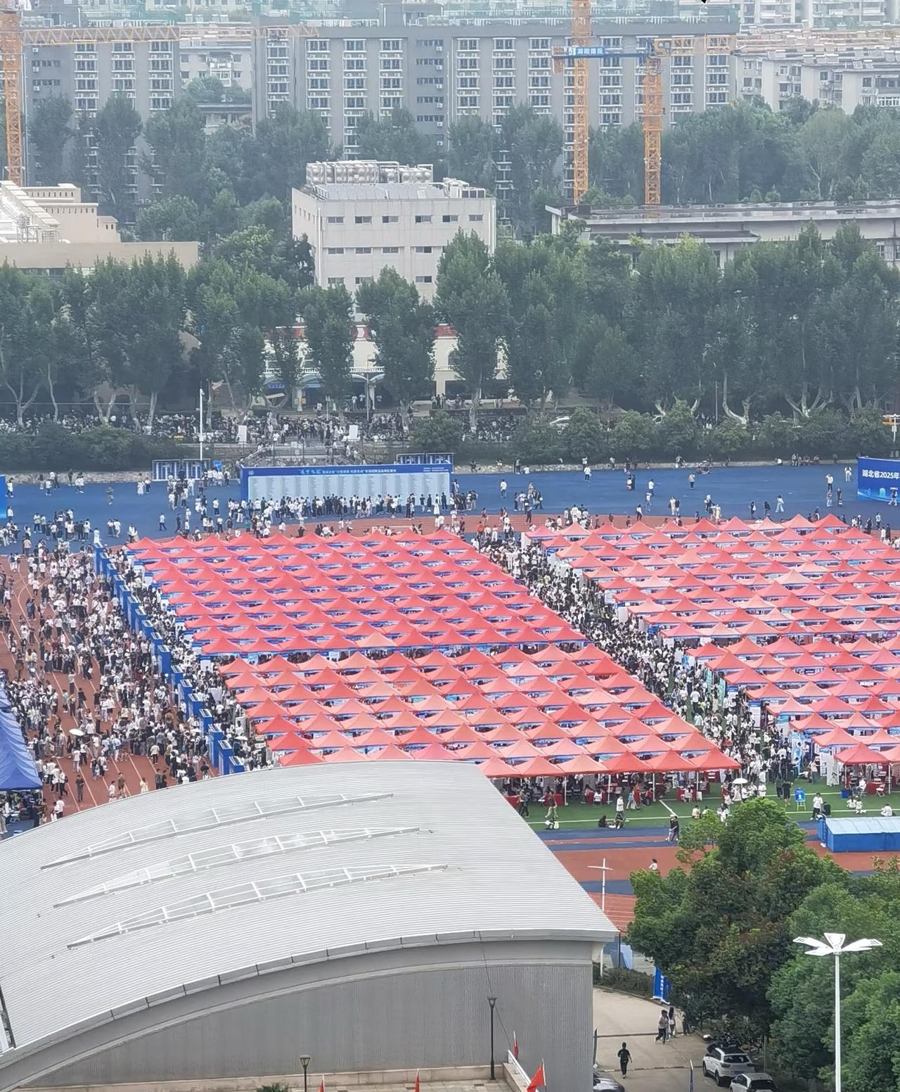 华科秋季招聘会，人人人人比岗多。最大体验就是热，闷热+人挤人＝汗流浃背。但是