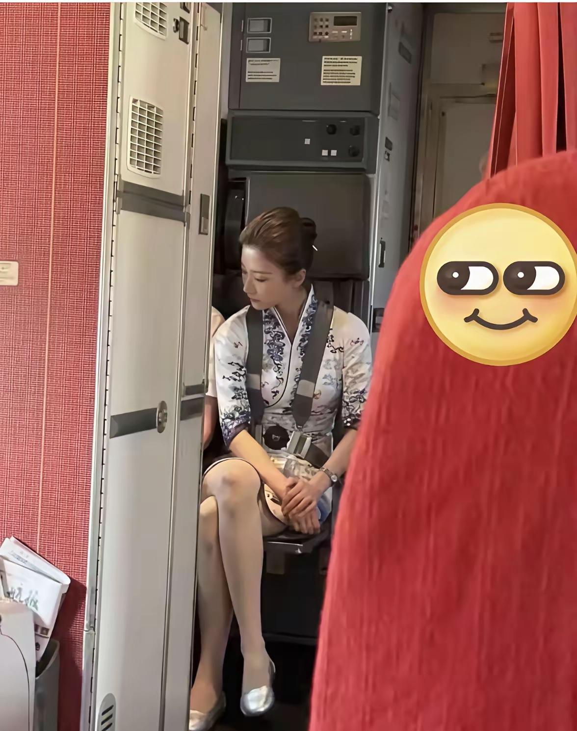 晒图笔记大赛你说空姐在航班飞行值机的时候，还要这样坐着，不能拿手机玩下打发时间，