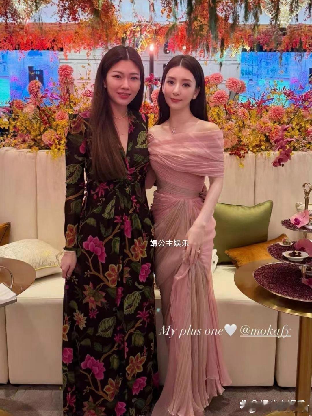 39岁方媛参加奚梦瑶何猷君的婚礼，身着裸粉一字肩纱质长裙，时尚而优雅，棕直长发披肩，皮肤白皙又紧致，