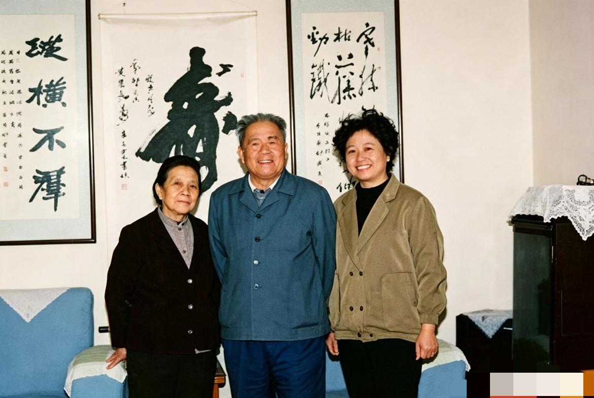 1986年南京家中，开国中将聂凤智与夫人何鸣、次女聂梅梅的珍贵合影。这张照片由记