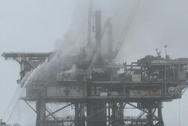 浓烟滚滚的海上石油平台、战区泄漏的原油黑潮、跌破历史底线的民众信任度——三记重拳