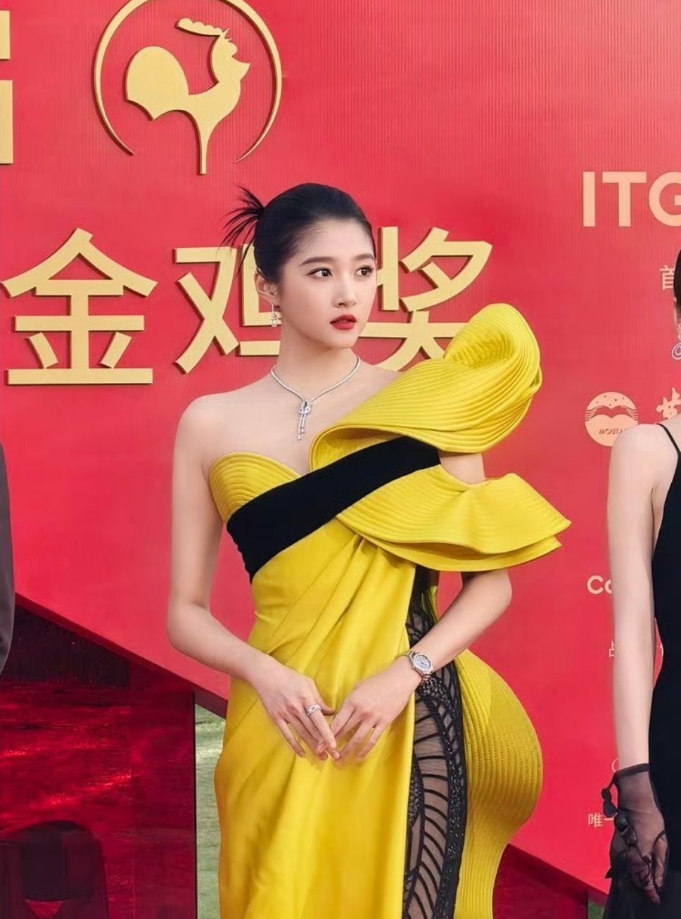关晓彤的红毯就是稳定发挥必出片，姐的硬件条件摆在这里，没有不美的道理！妆造和状态