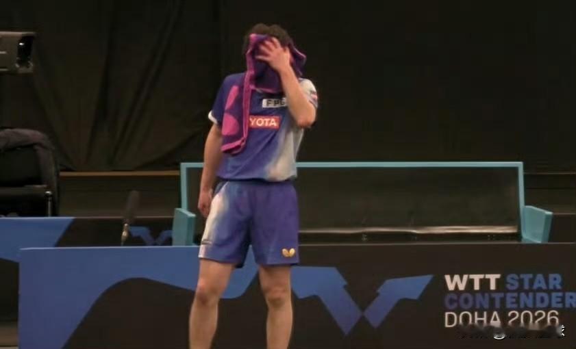 再次被薛飞淘汰：张本捂脸哭了球落地后，张本智和突然魔怔了，有点行尸走肉一样，